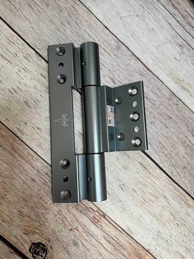 Bộ cửa nhôm kính còn khóa bản lề và phụ kiện trước khi phân loại phế liệu