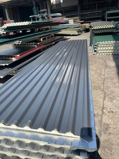 Cạnh mảnh tôn nhiều lớp còn vật liệu cách nhiệt