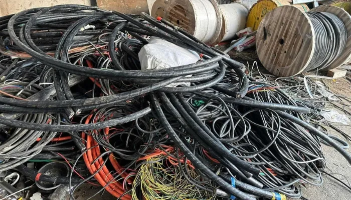 Lõi cáp trần và dây còn lớp phủ được tập kết riêng