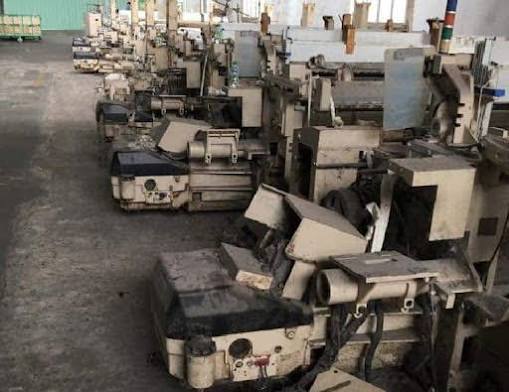 Máy móc công nghiệp cũ được kiểm tra trước khi thu mua phế liệu