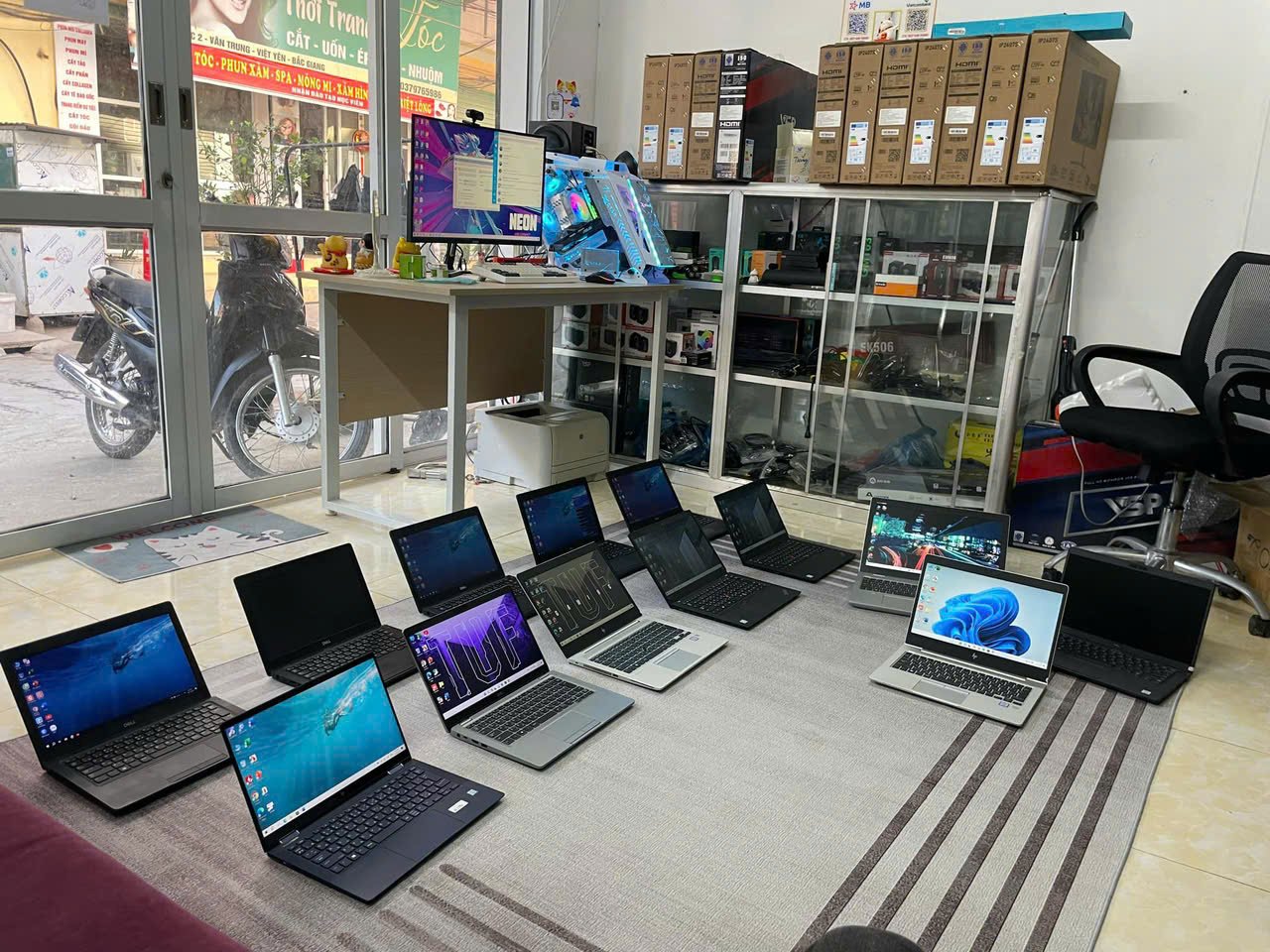 Máy tính laptop và thiết bị văn phòng cũ được kiểm kê trước khi thanh lý