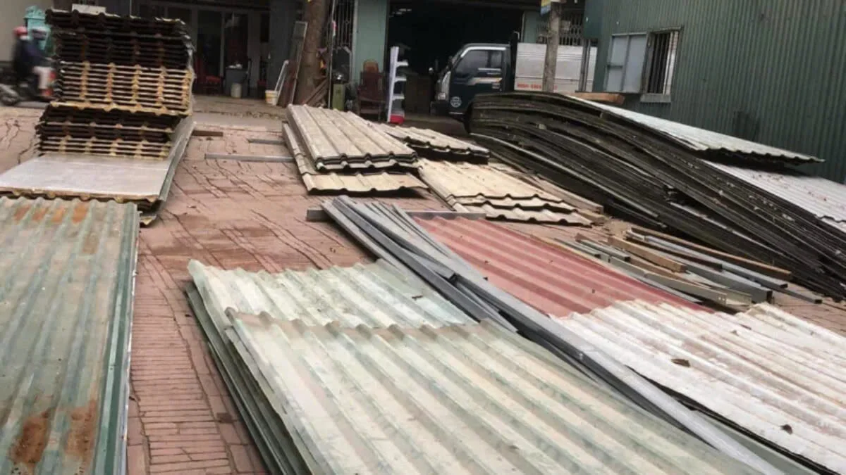 Mép tôn cắt dài và mẩu nhỏ