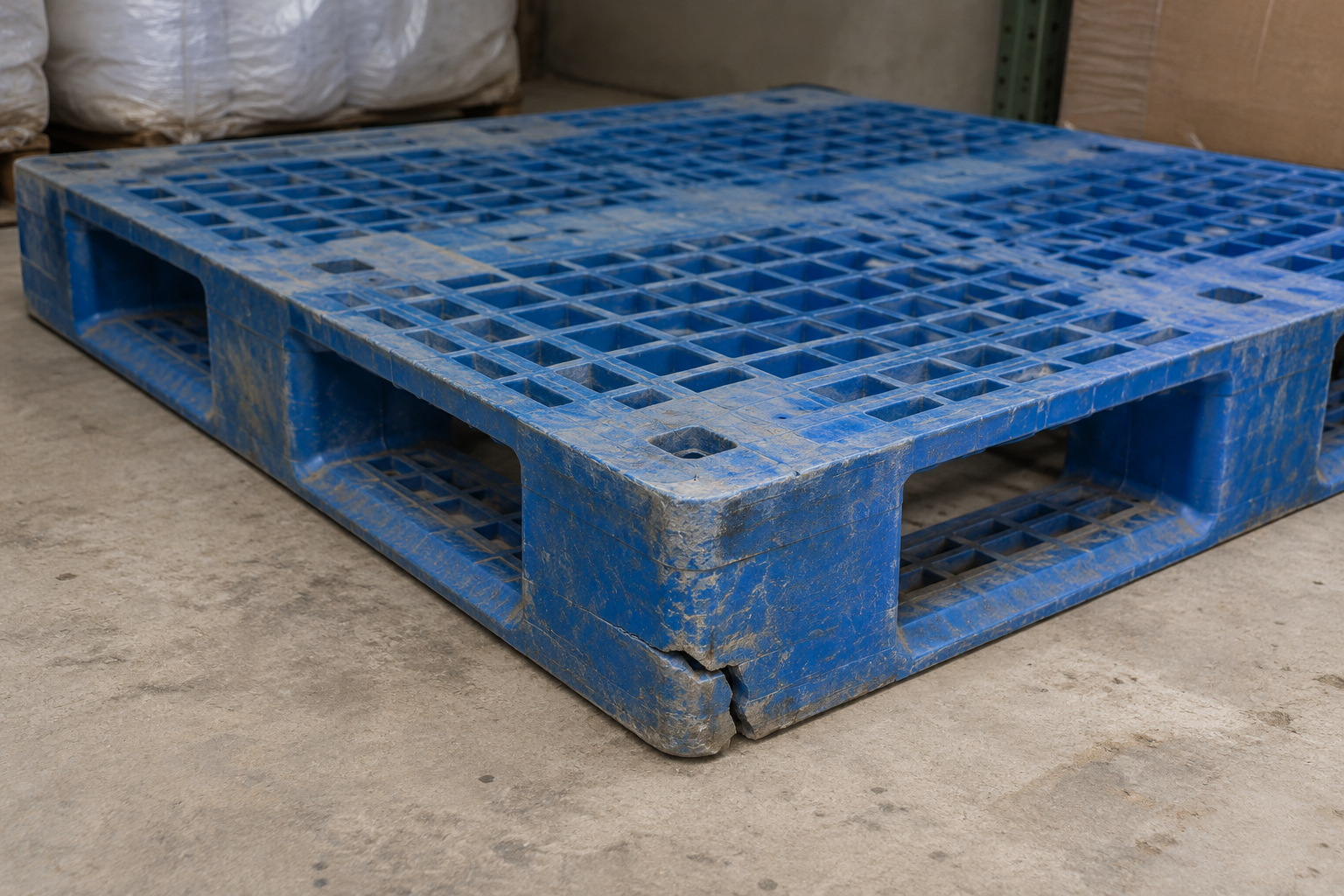 Điểm nứt ở phần đỡ của pallet nhựa