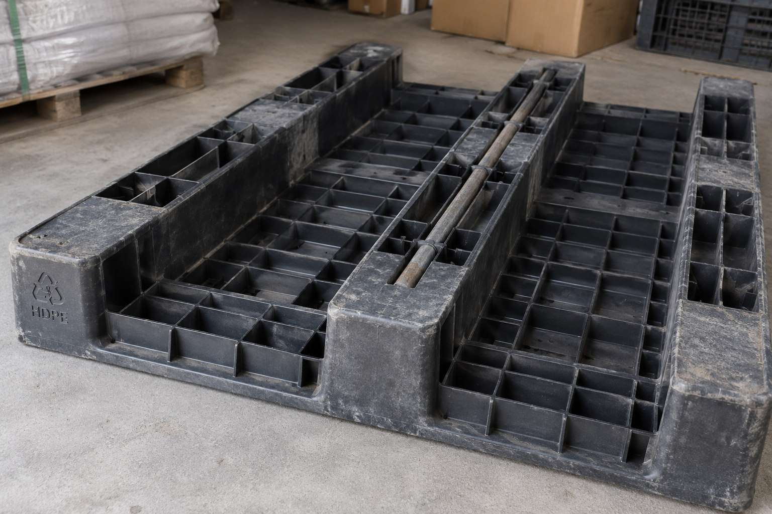 Mặt dưới pallet có thanh gia cường kim loại