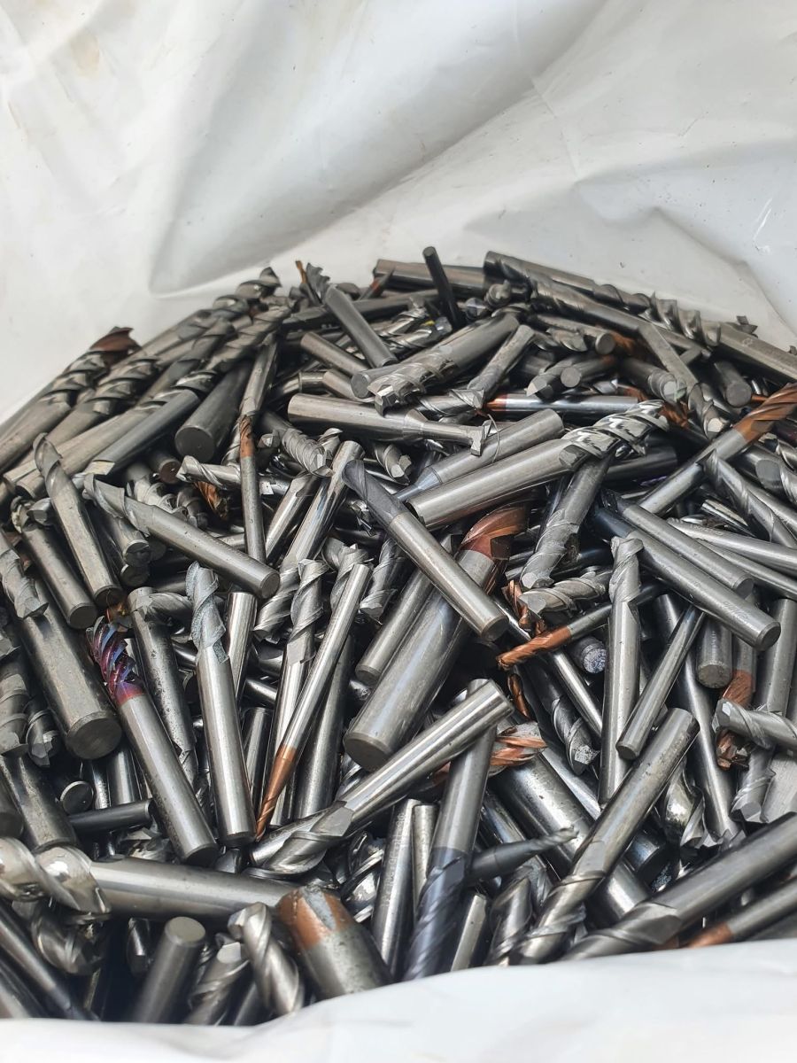 So sánh dụng cụ carbide nguyên khối và đầu hợp kim gắn trên thân dụng cụ