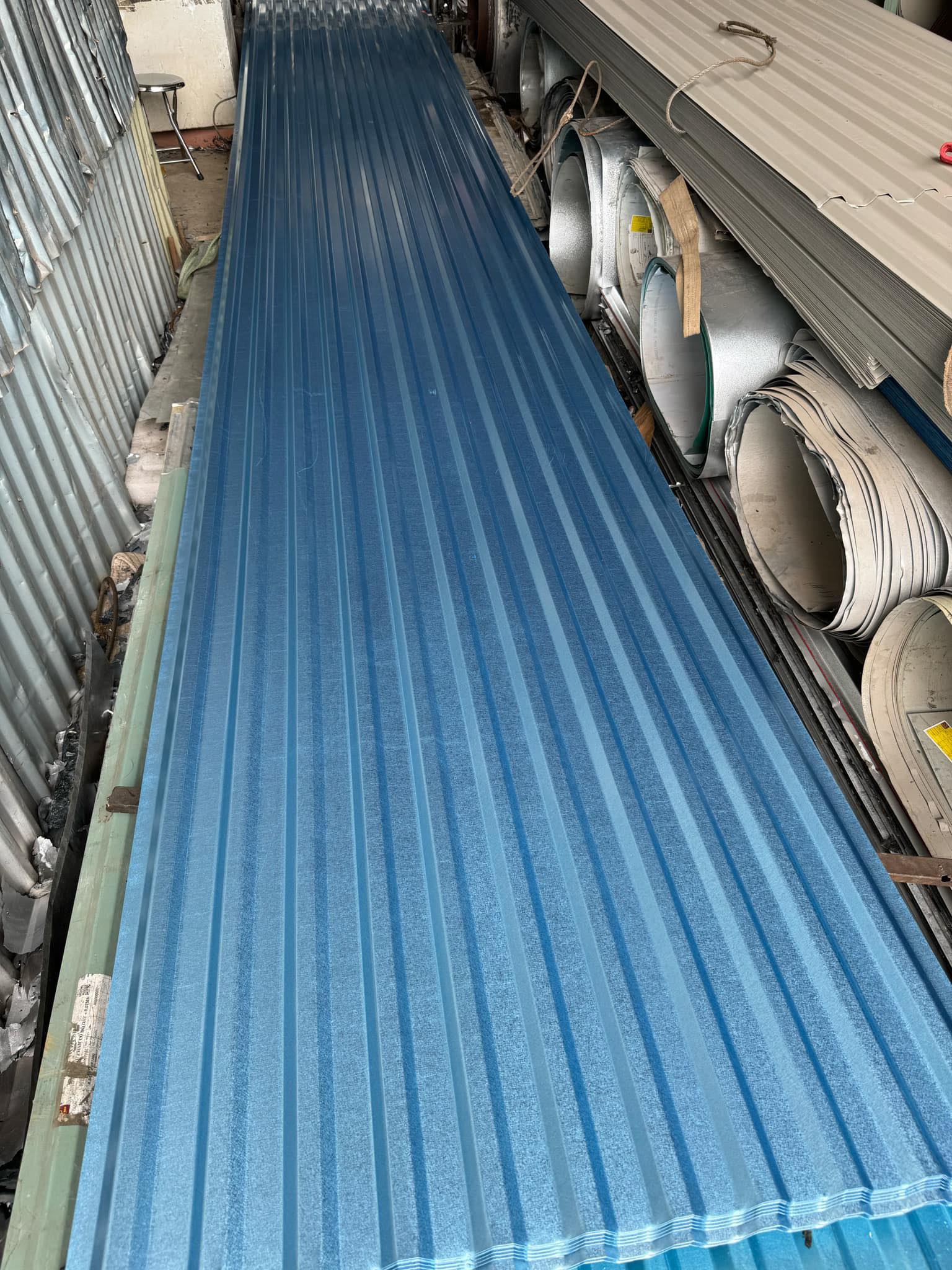 Tấm tôn chưa lắp và các đoạn đã cắt cho công trình được giữ riêng