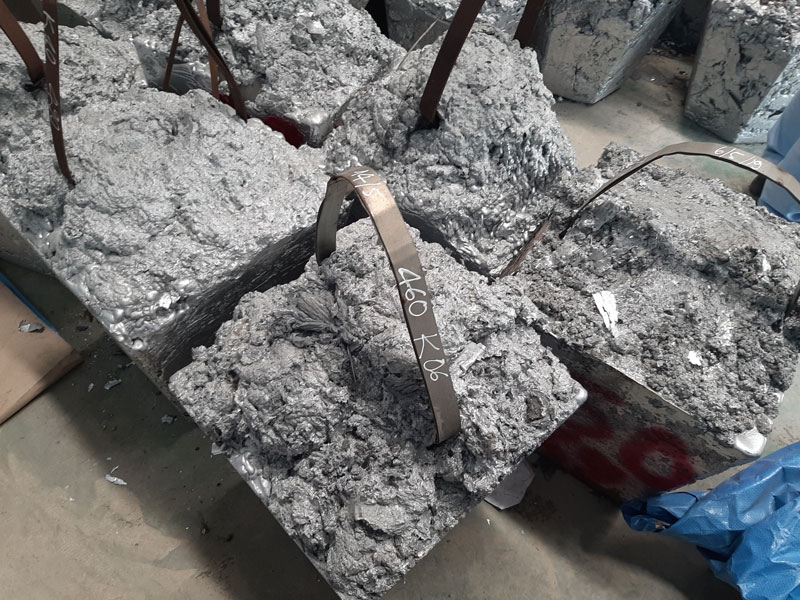 Thép xây dựng đã rời và thanh còn bê tông bám được đặt riêng