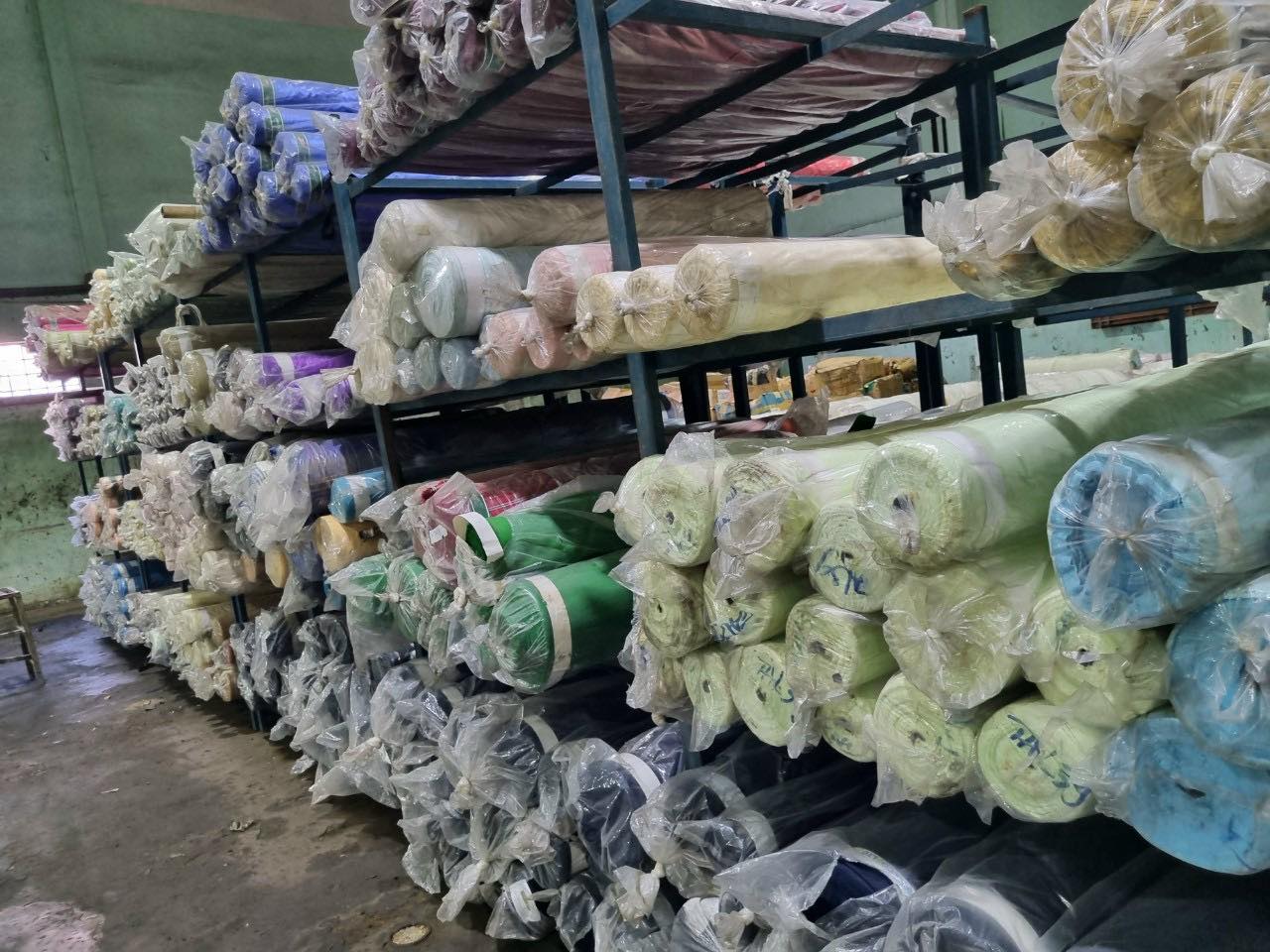 Vải cây tồn kho, phế cắt và vải rẻo được tập kết riêng tại xưởng may