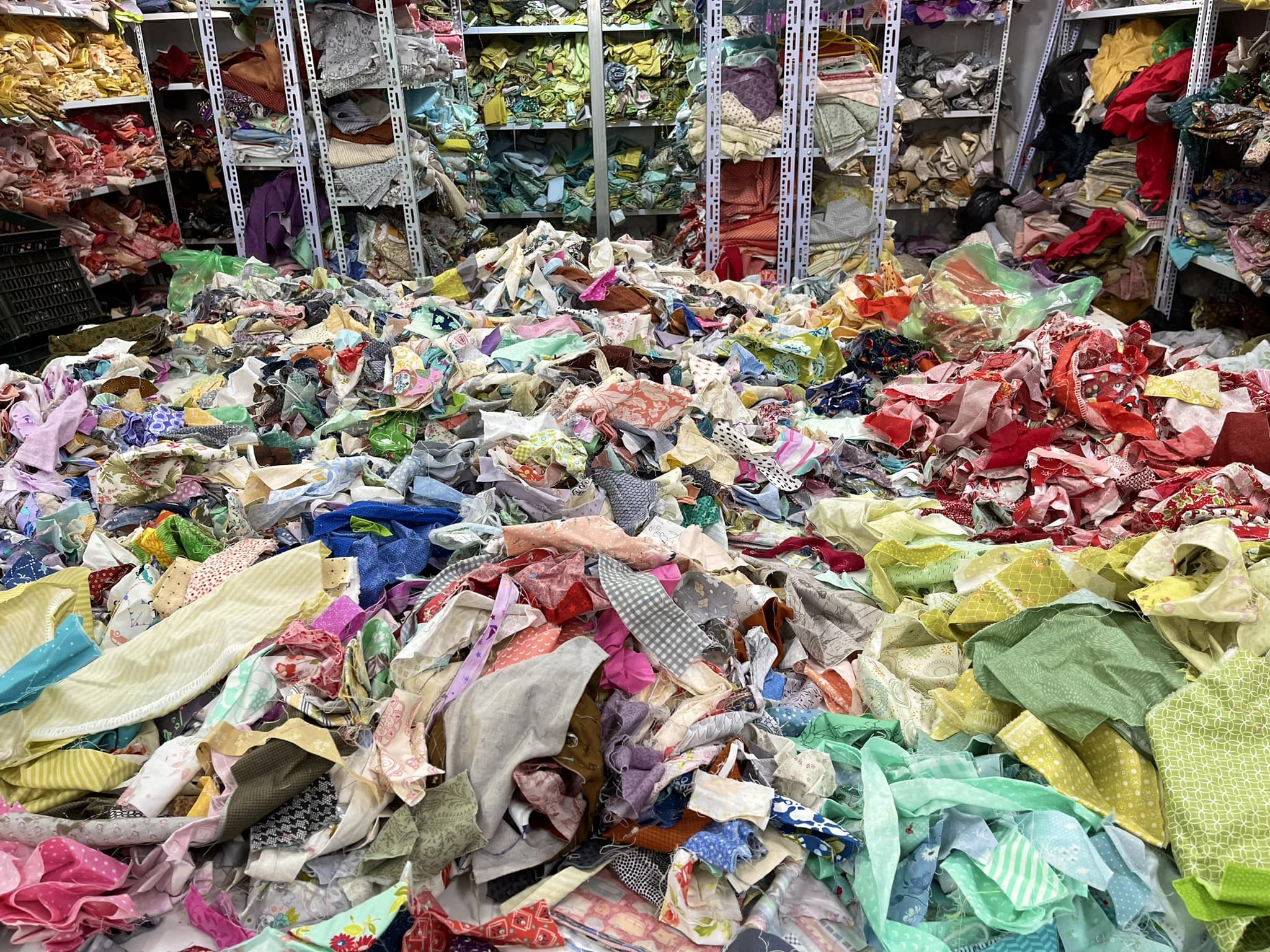 Vải rẻo được tách khỏi nilon, lõi giấy và phụ liệu may mặc trước khi cân