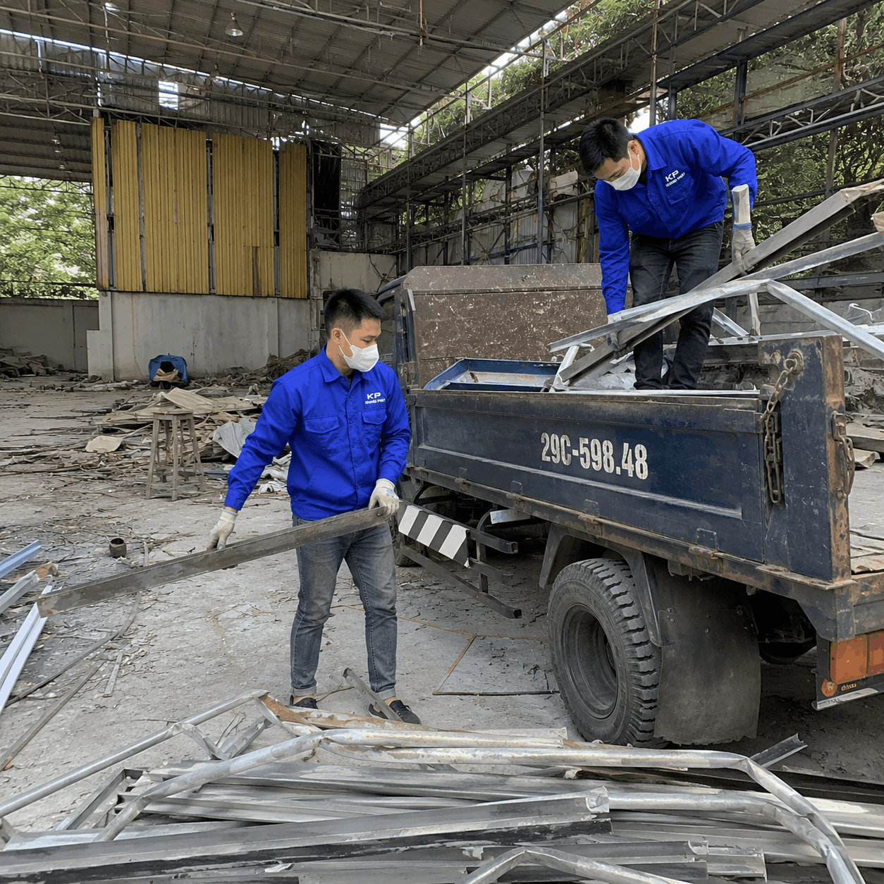 Công nhân thu gom phế liệu tại nhà xưởng