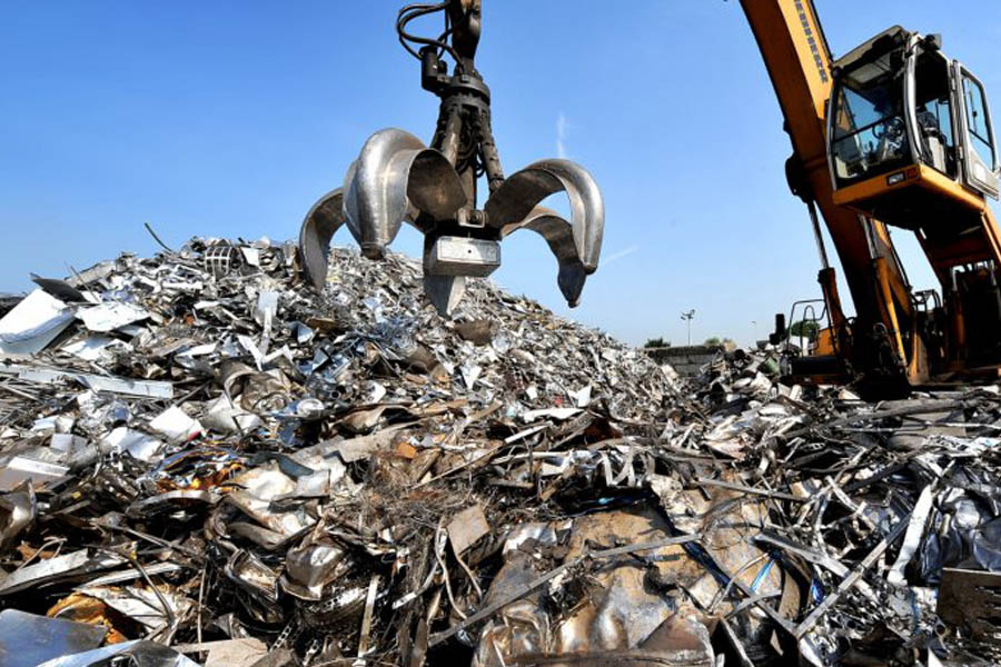 Phế liệu sắt thép được tập kết tại sân nhà hoặc kho trước khi tiến hành thu gom