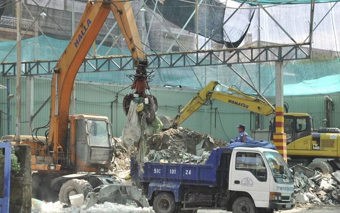 Xe tải thu gom xà bần và phế liệu sau khi hoàn thành phá dỡ
