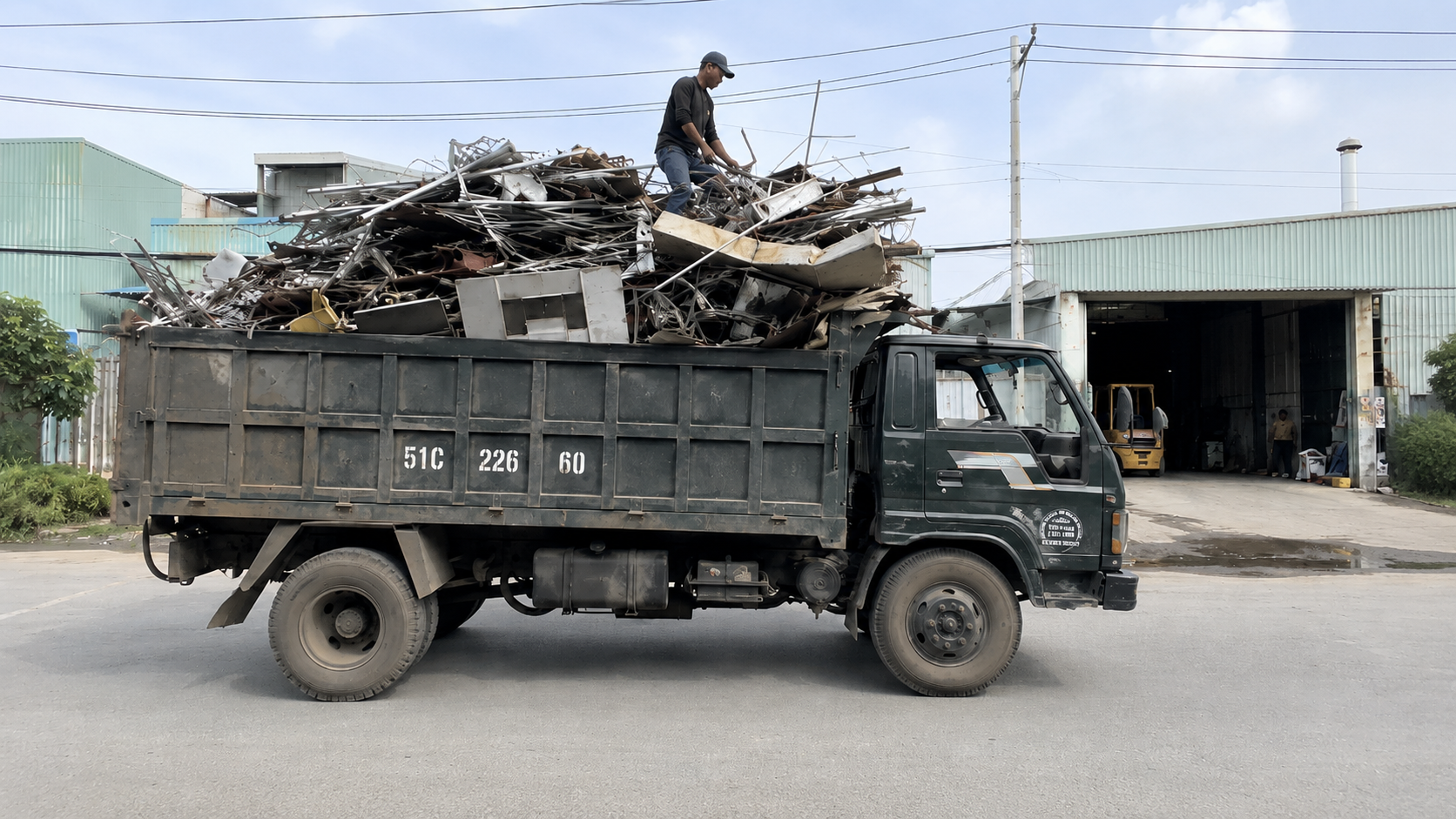 Xe tải thu gom phế liệu
